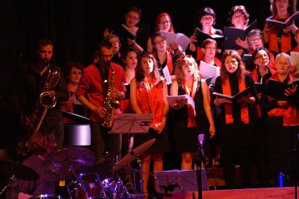 concert of the Choir of the University of Maine conducted by Evelyne Béché, accompanied by the quintet of saxophones and percussion instruments Ophonius