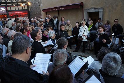 Music's Day 2012 ; choir of the University of Maine and choir "Mille Accords", conducted by Evelyne Béché, in the streets of the "Old Le Mans"