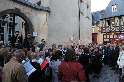 Music's Day 2012 ; choir of the University of Maine and choir "Mille Accords", conducted by Evelyne Béché, in the streets of the "Old Le Mans"
