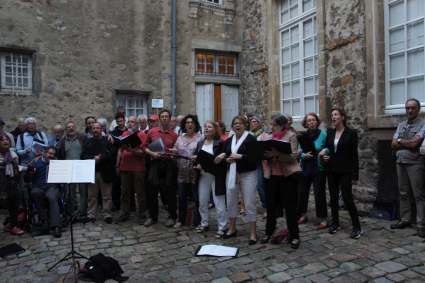 fête de la musique 2015 ; choeur de l'université du Maine et chorale Mille Accords, dirigés par Evelyne Béché, dans les rues du Vieux Mans