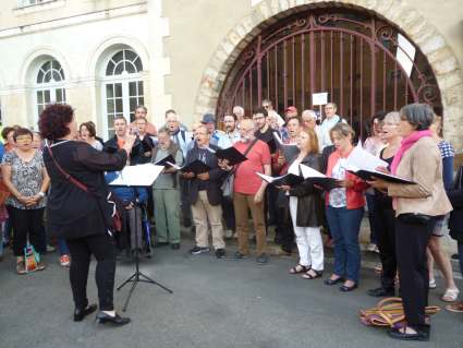 fête de la musique 2015 ; choeur de l'université du Maine et chorale Mille Accords, dirigés par Evelyne Béché, dans les rues du Vieux Mans